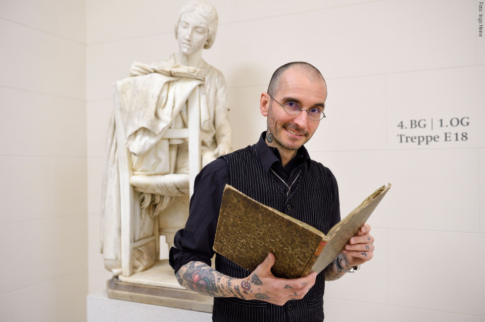 Dr. Mark Benecke