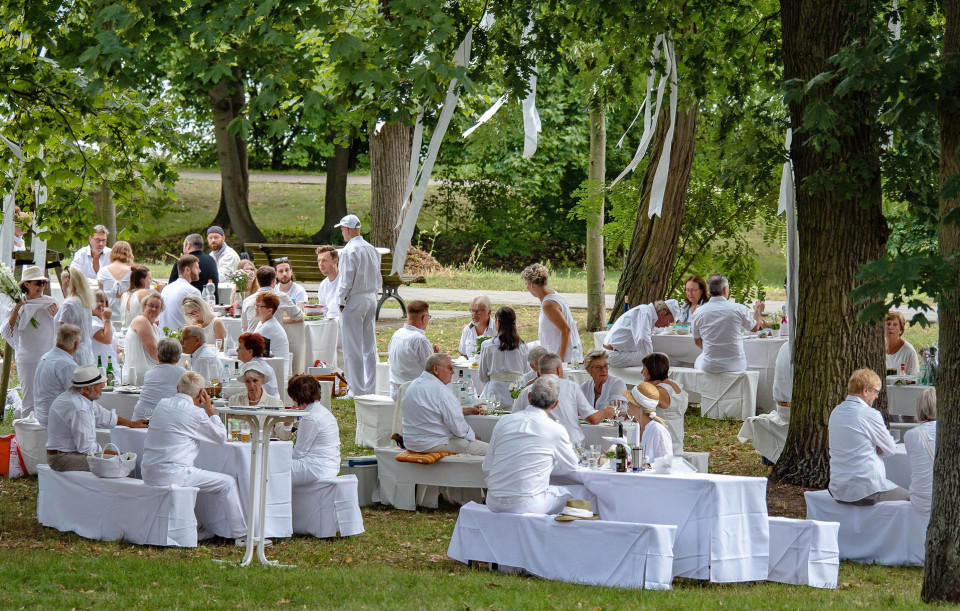 Alles auf Anfang: Spielzeiteröffnung mit unserem Dîner en blanc