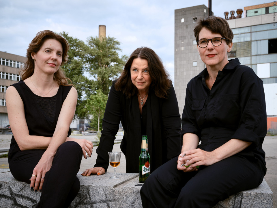 Drei ostdeutsche Frauen betrinken sich und gründen den idealen Staat