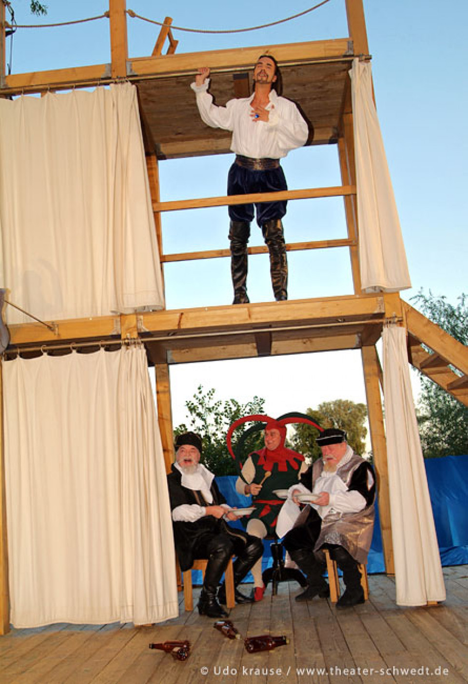 Was ihr wollt, 2. Akt, Orsino (Uwe Schmiedel), Curio (Gerd Opitz), Narr (Gerhard Kähling), Valentin (Roland Möser)