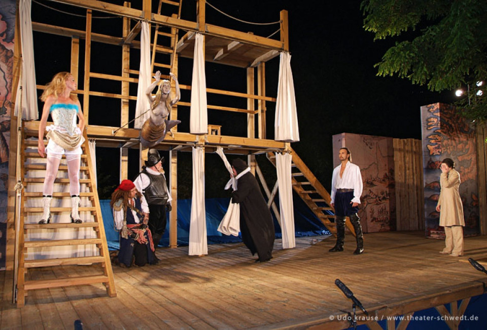 Was ihr wollt, 5. Akt, Olivia (Monika Radl), Antonio (Maximilian Wolff), Valentin (Roland Möser), Priester (Gerd Opitz), Orsino (Uwe Schmiedel), Viola / Cesario (Claire Varga)