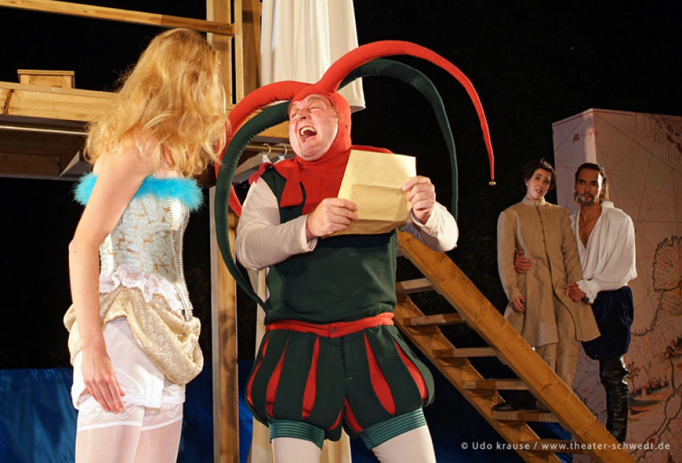 Was ihr wollt, 5. Akt, Olivia (Monika Radl), Narr (Gerhard Kähling), Viola / Cesario (Claire Varga), Orsino (Uwe Schmiedel)