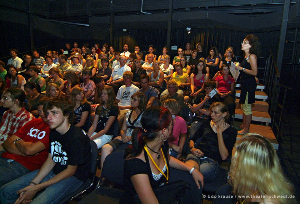 Vor der Vorstellung Wer bin ich? - Kurs Darstellendes Spiel Kl. 13, Gymnasium Bertolt Brecht, Bad Freienwalde