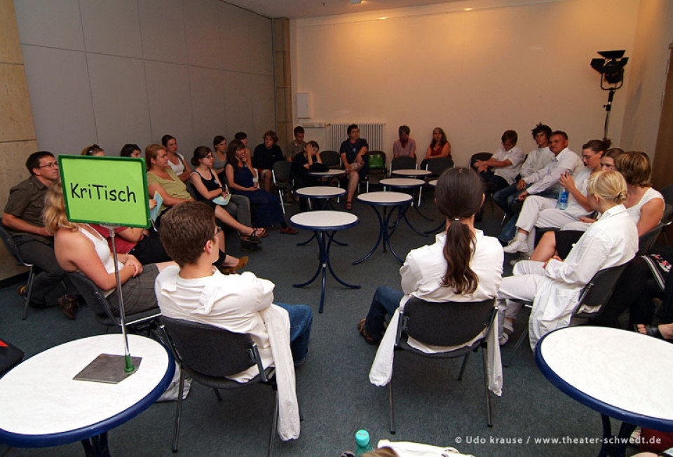 KriTisch zu Wer bin ich? - Kurs Darstellendes Spiel Kl. 13, Gymnasium Bertolt Brecht, Bad Freienwalde