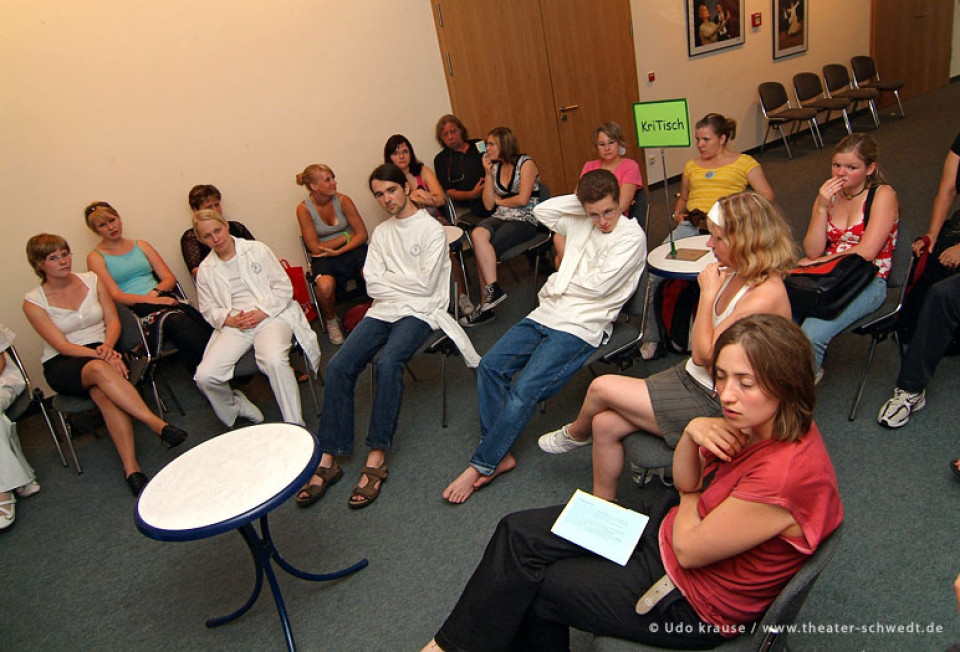 KriTisch zu Wer bin ich? - Kurs Darstellendes Spiel Kl. 13, Gymnasium Bertolt Brecht, Bad Freienwalde