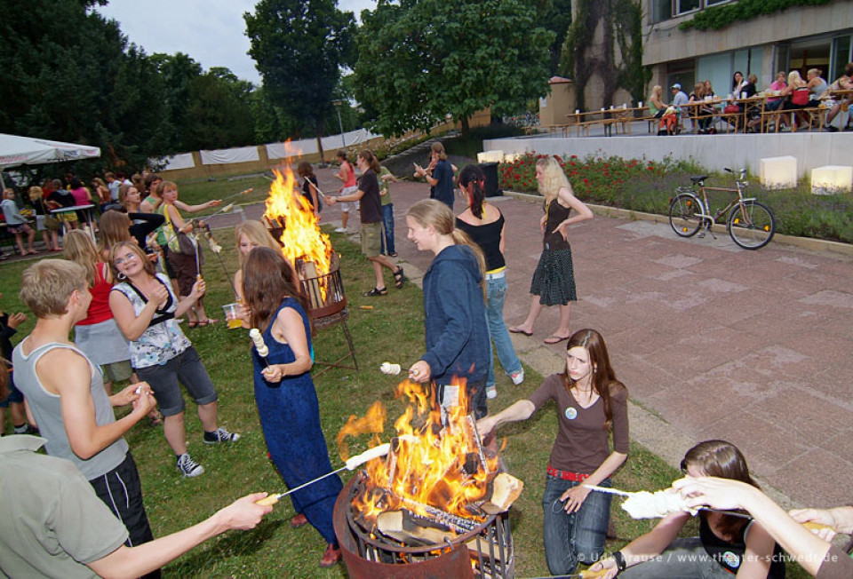 Musik und Knüppelbrotbacken am Feuer - Ausklang des ersten Tages