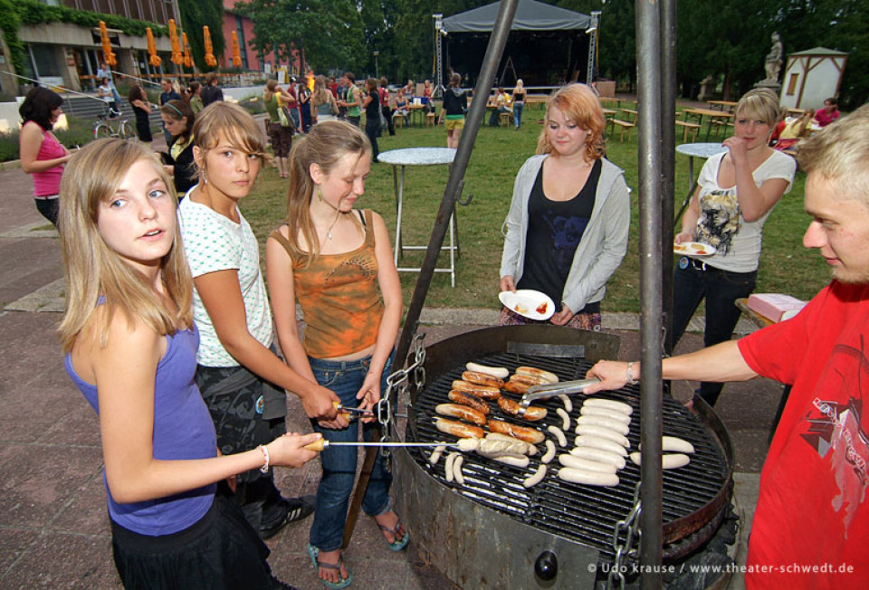 Musik und Knüppelbrotbacken am Feuer - Ausklang des ersten Tages