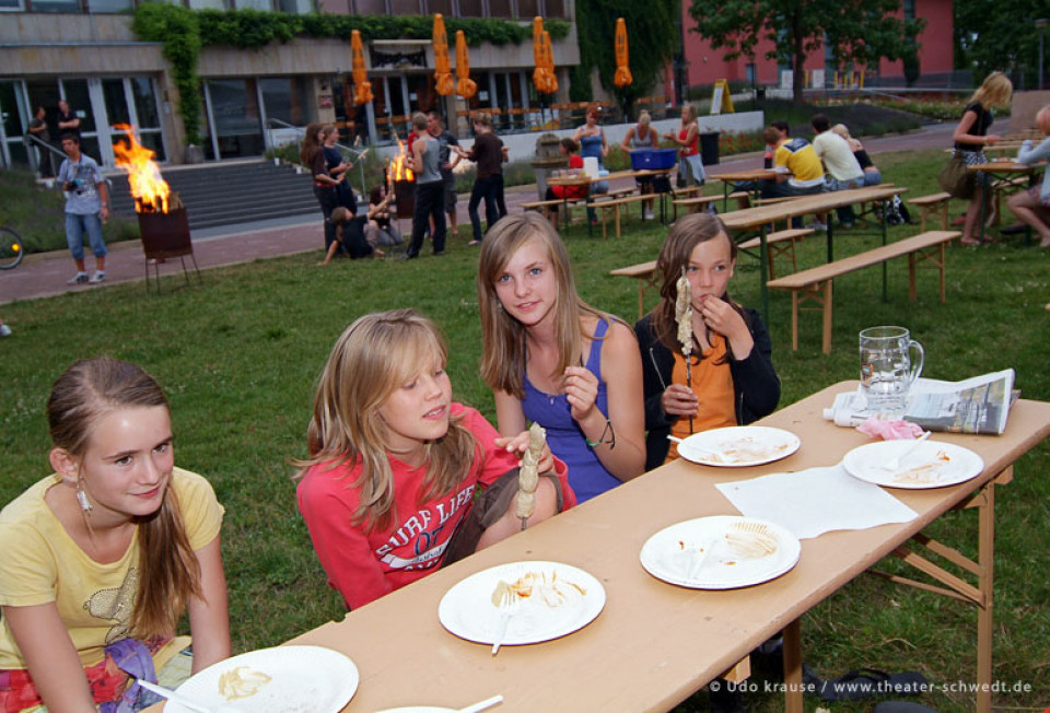 Musik und Knüppelbrotbacken am Feuer - Ausklang des ersten Tages
