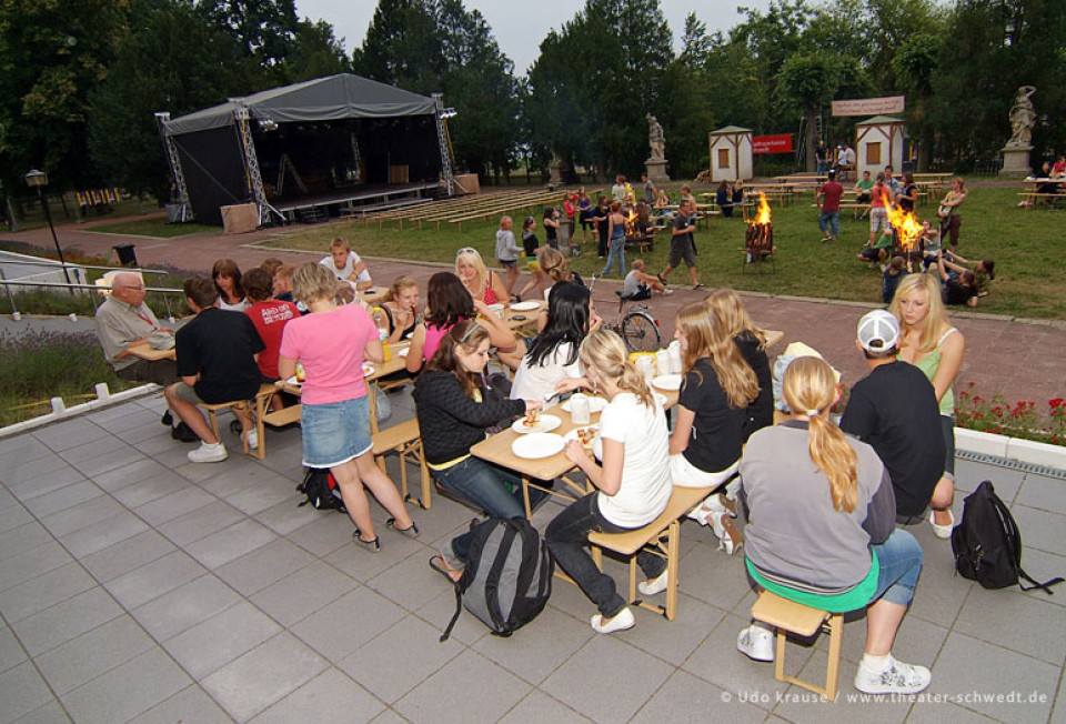 Musik und Knüppelbrotbacken am Feuer - Ausklang des ersten Tages