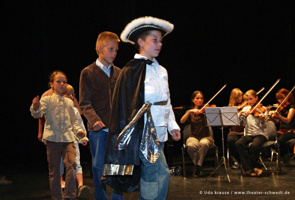 König Drosselbart - Kinderchor und Orchester der Uckermärkischen Musik- und Kunstschule Angermünde in Zusammenarbeit mit der Kl. 5 der Gustav-Bruhn-Oberschule Angermünde