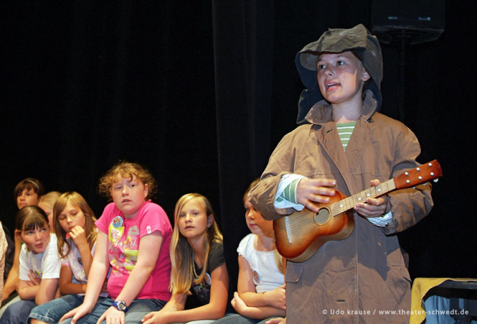 König Drosselbart - Kinderchor und Orchester der Uckermärkischen Musik- und Kunstschule Angermünde in Zusammenarbeit mit der Kl. 5 der Gustav-Bruhn-Oberschule Angermünde