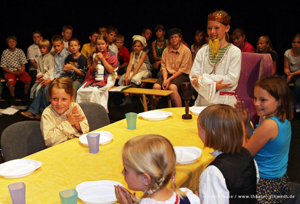 König Drosselbart - Kinderchor und Orchester der Uckermärkischen Musik- und Kunstschule Angermünde in Zusammenarbeit mit der Kl. 5 der Gustav-Bruhn-Oberschule Angermünde