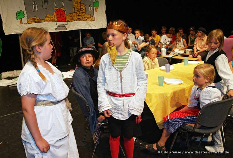 König Drosselbart - Kinderchor und Orchester der Uckermärkischen Musik- und Kunstschule Angermünde in Zusammenarbeit mit der Kl. 5 der Gustav-Bruhn-Oberschule Angermünde