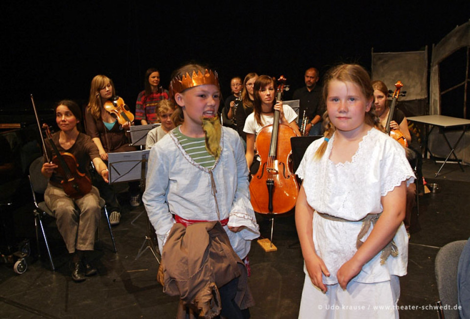 König Drosselbart - Kinderchor und Orchester der Uckermärkischen Musik- und Kunstschule Angermünde in Zusammenarbeit mit der Kl. 5 der Gustav-Bruhn-Oberschule Angermünde