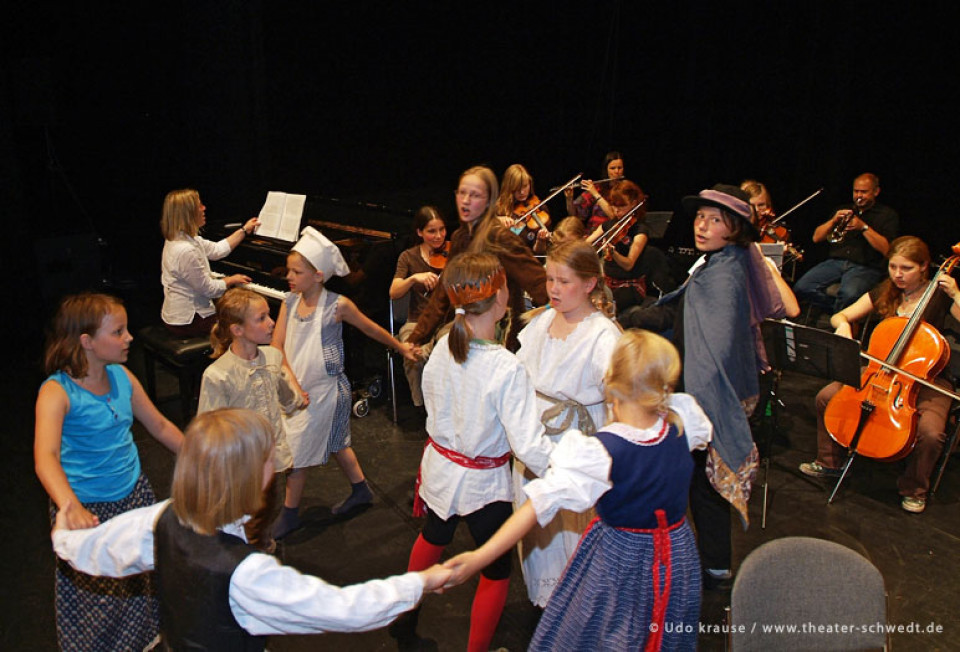 König Drosselbart - Kinderchor und Orchester der Uckermärkischen Musik- und Kunstschule Angermünde in Zusammenarbeit mit der Kl. 5 der Gustav-Bruhn-Oberschule Angermünde