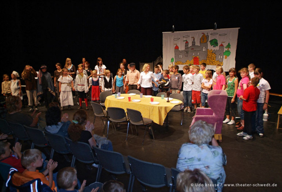 König Drosselbart - Kinderchor und Orchester der Uckermärkischen Musik- und Kunstschule Angermünde in Zusammenarbeit mit der Kl. 5 der Gustav-Bruhn-Oberschule Angermünde