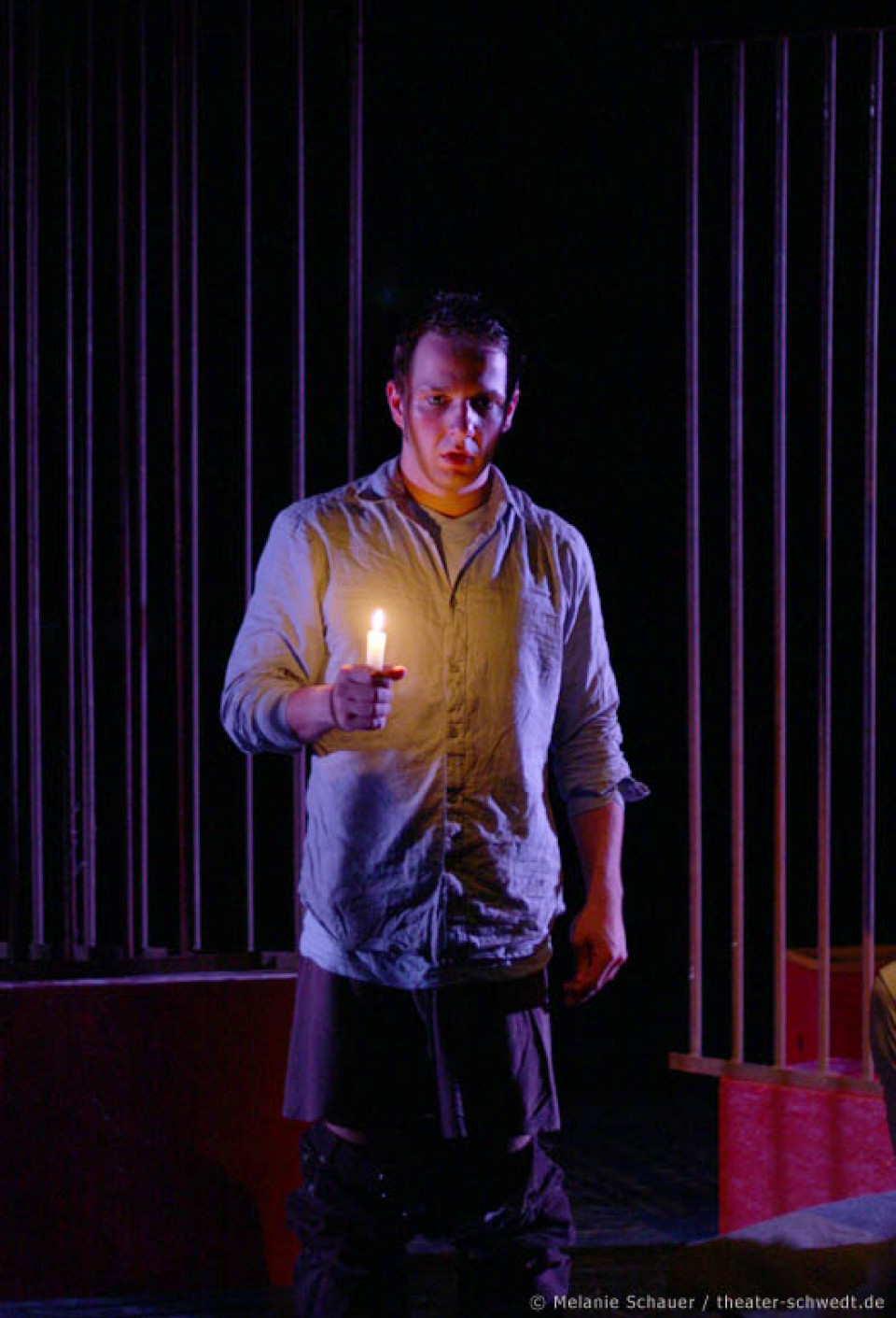 Die Taube im Gitterkreuz - Theater Frankfurt