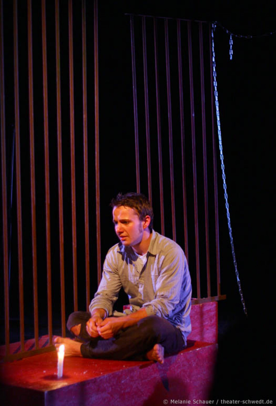 Die Taube im Gitterkreuz - Theater Frankfurt