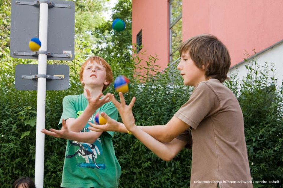 Werkstatt Jonglieren erlernen für Kinder am Rande des Schultheaterfestvolleyballturniers