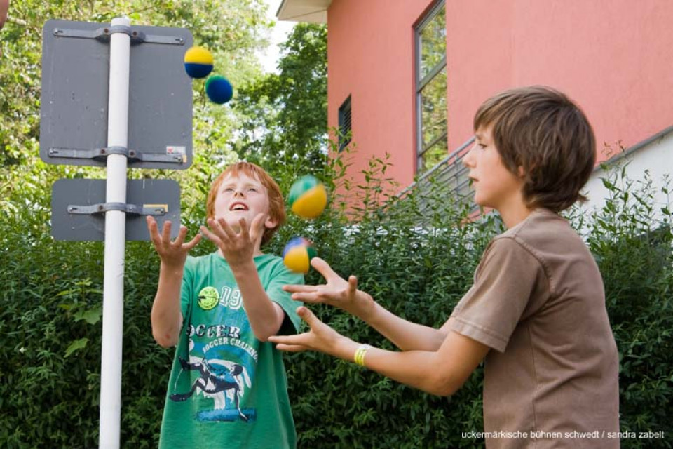 Werkstatt Jonglieren erlernen für Kinder am Rande des Schultheaterfestvolleyballturniers