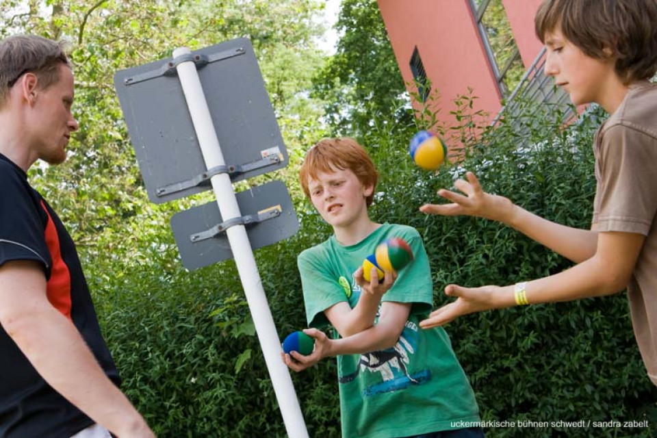 Werkstatt Jonglieren erlernen für Kinder am Rande des Schultheaterfestvolleyballturniers