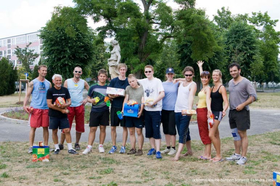 Schultheaterfestvolleyballturnier / die drei besten Mannschaften nach der Siegerehrung