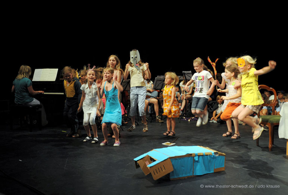 Urwaldsong / Spatzenchor und Kinderchor sowie Musiker der UMKS Angermünde