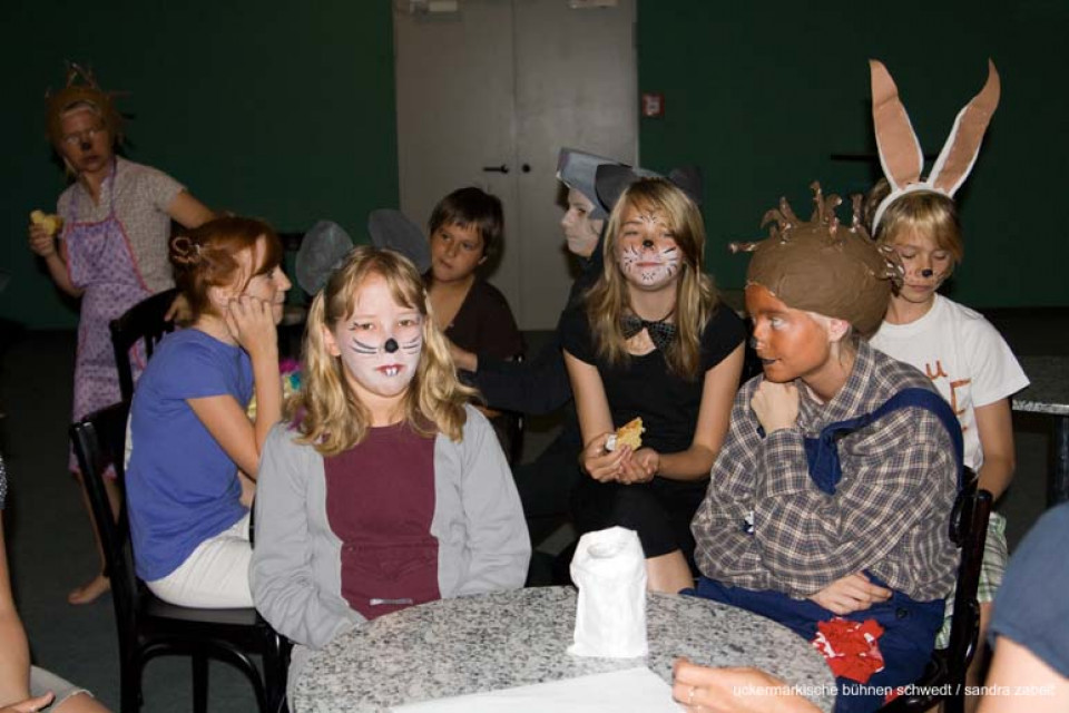 Nach der Vorstellung Wettlauf zwischen Hase und Igel / Schüler der Klasse 5/6 der Grundschule Gramzow