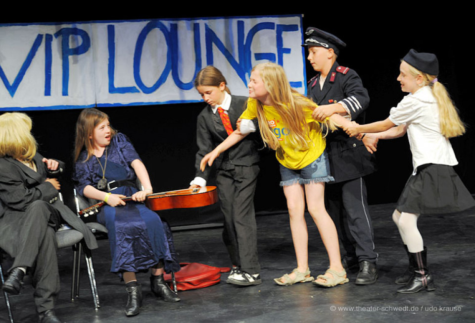 Flugzeugabsturz im Dschungel / Theatergruppe der Freien Schule Templin