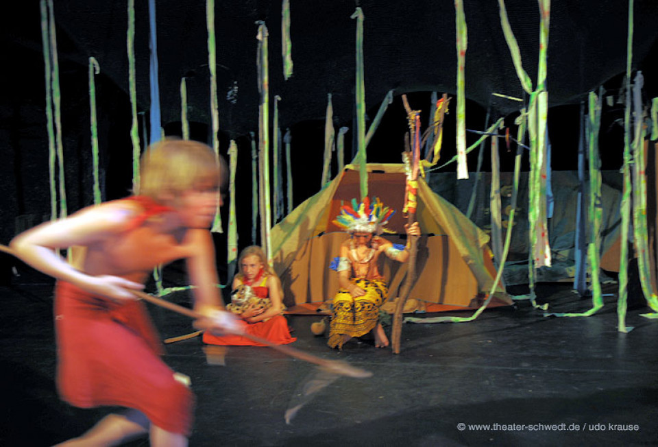 Flugzeugabsturz im Dschungel / Theatergruppe der Freien Schule Templin