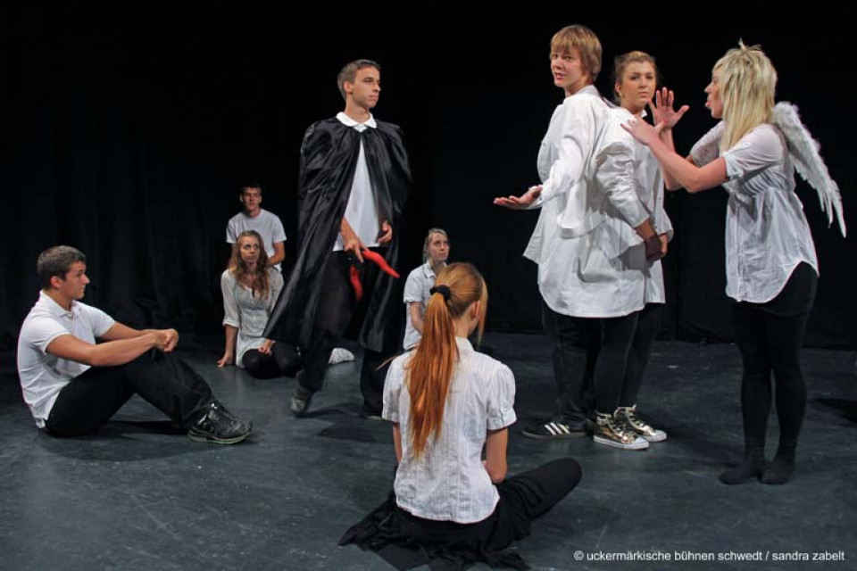 Dachschaden / Kurs Darstellendes Spiel, Kl. 12, C.-F.-Gauß-Gymnasium Schwedt