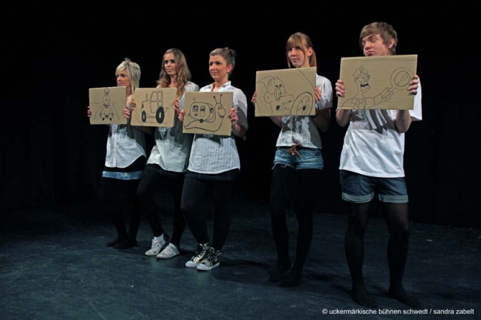 Dachschaden / Kurs Darstellendes Spiel, Kl. 12, C.-F.-Gauß-Gymnasium Schwedt