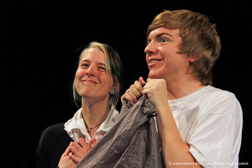 Dachschaden / Kurs Darstellendes Spiel, Kl. 12, C.-F.-Gauß-Gymnasium Schwedt