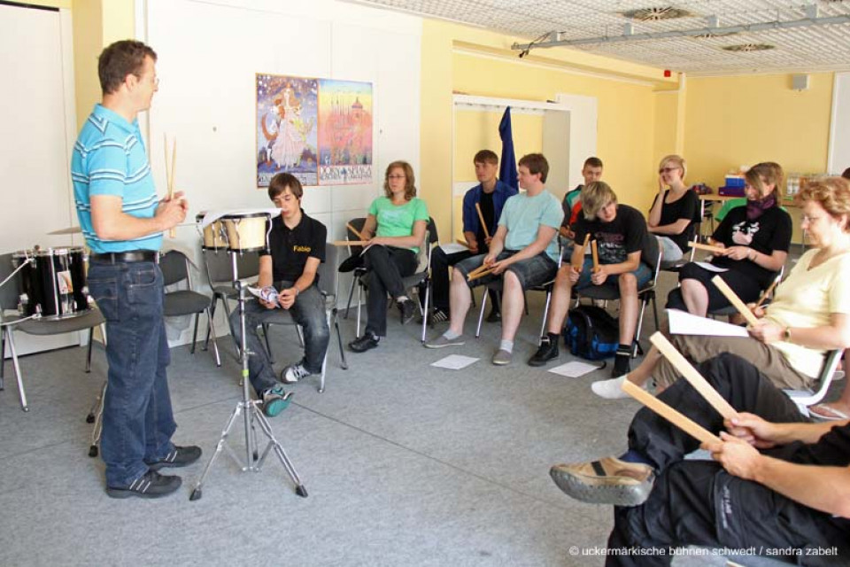 Werkstatt: Rhythmik und Musik mit Tom Bellée (Gesangslehrer)