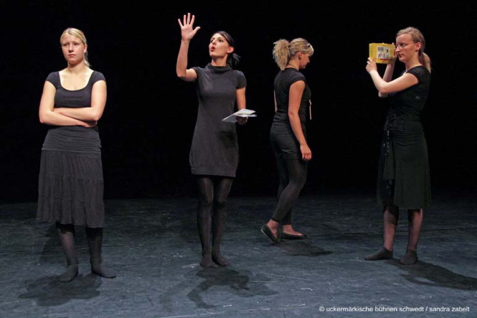 Milchwache Stadt / Kurs Darstellendes Spiel, Klasse 13, C.-F.-Gauß-Gymnasium Schwedt/Oder