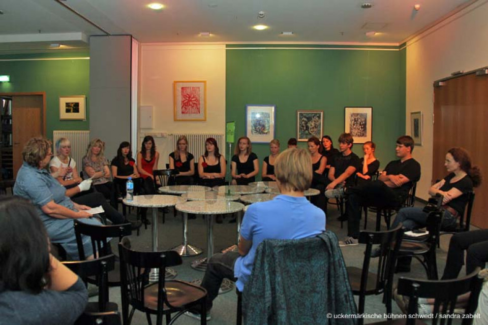 KriTisch zu Milchwache Stadt / Kurs Darstellendes Spiel, Klasse 13, C.-F.-Gauß-Gymnasium Schwedt/Oder