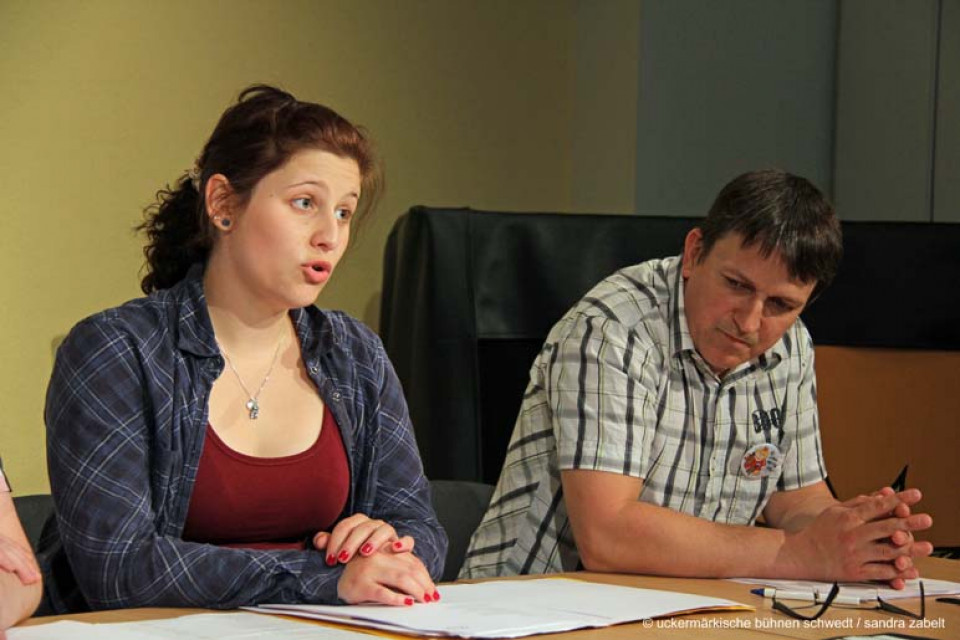 Lesebühne: Komisch kunterbuntes Kauderwelsch - Mitglieder des ubs-Theaterjugendclub MuT-Klub