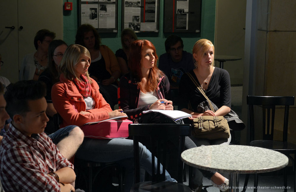 KriTisch zur Vorstellung Nix zu lachen - Theater-AG des Leonardo da Vinci Campus Nauen