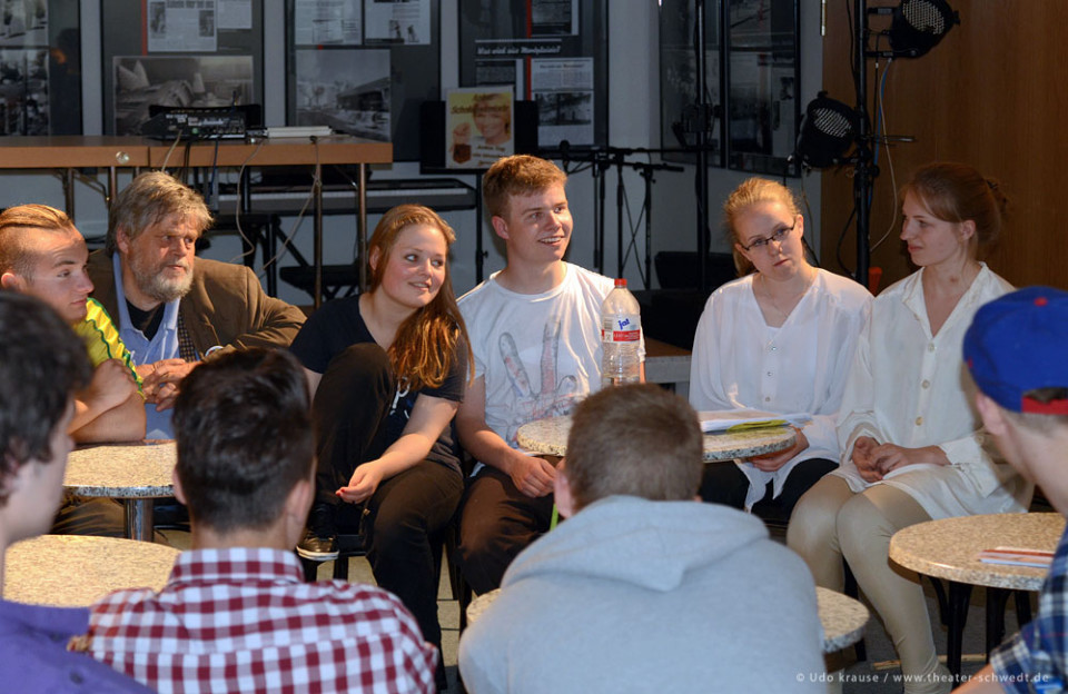 KriTisch zur Vorstellung Nix zu lachen - Theater-AG des Leonardo da Vinci Campus Nauen