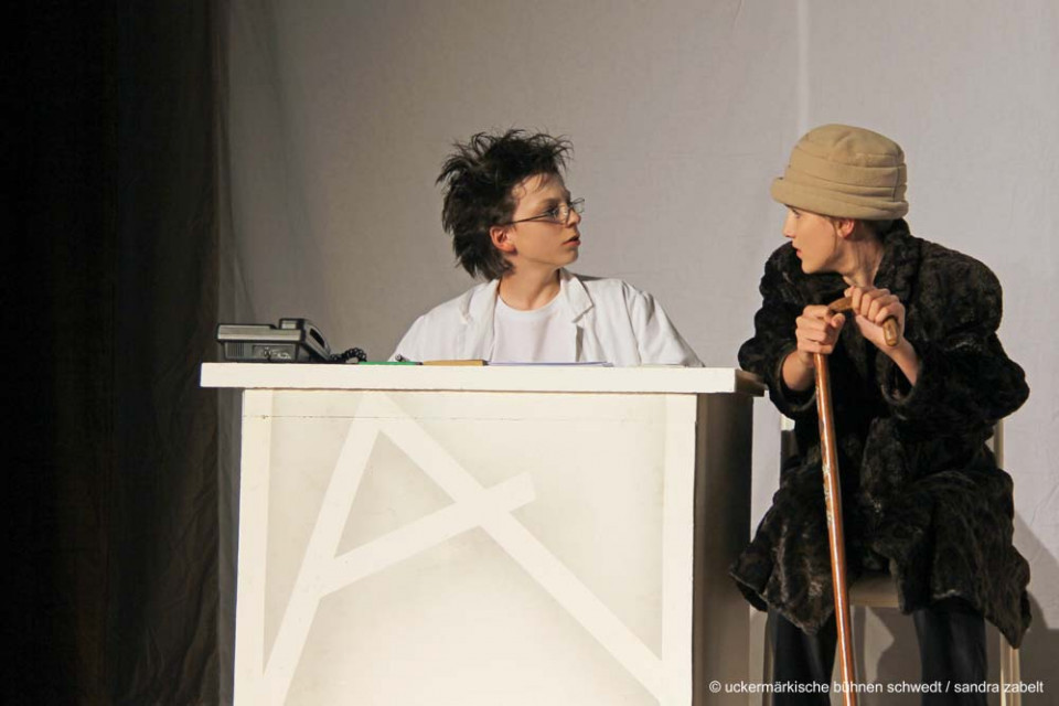 Praxis Dr. Deiwel, was kann ich für Sie tun? - Theater Stolperdraht, Kinder- und Jugendtheater in Schwedt e. V.