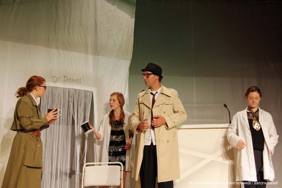 Praxis Dr. Deiwel, was kann ich für Sie tun? - Theater Stolperdraht, Kinder- und Jugendtheater in Schwedt e. V.