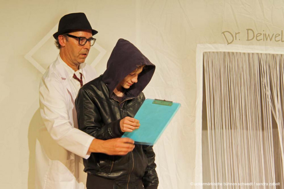 Praxis Dr. Deiwel, was kann ich für Sie tun? - Theater Stolperdraht, Kinder- und Jugendtheater in Schwedt e. V.