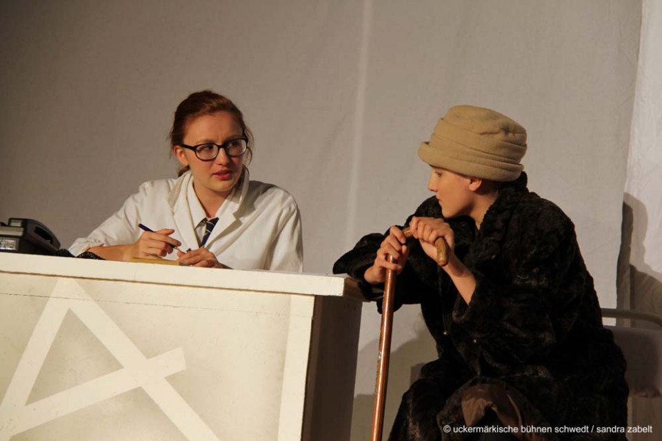 Praxis Dr. Deiwel, was kann ich für Sie tun? - Theater Stolperdraht, Kinder- und Jugendtheater in Schwedt e. V.