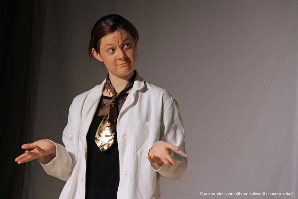 Praxis Dr. Deiwel, was kann ich für Sie tun? - Theater Stolperdraht, Kinder- und Jugendtheater in Schwedt e. V.