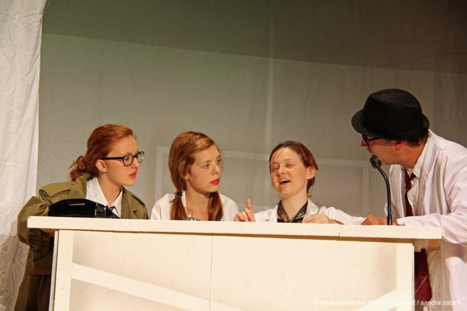 Praxis Dr. Deiwel, was kann ich für Sie tun? - Theater Stolperdraht, Kinder- und Jugendtheater in Schwedt e. V.