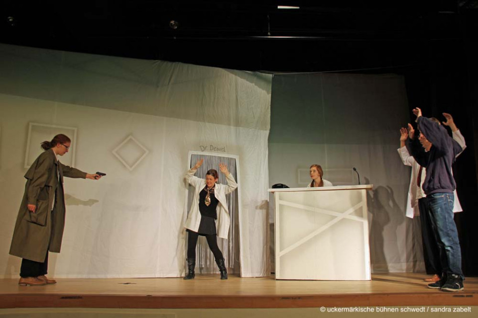 Praxis Dr. Deiwel, was kann ich für Sie tun? - Theater Stolperdraht, Kinder- und Jugendtheater in Schwedt e. V.