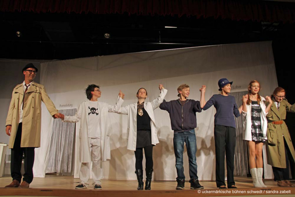 Praxis Dr. Deiwel, was kann ich für Sie tun? - Theater Stolperdraht, Kinder- und Jugendtheater in Schwedt e. V.