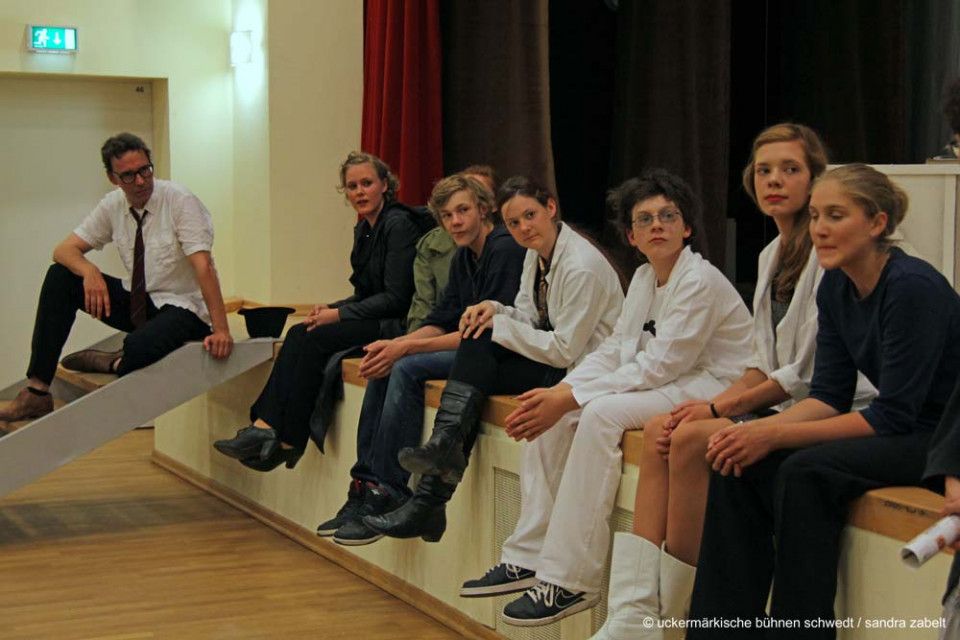 KriTisch zur Vorstellung Praxis Dr. Deiwel, was kann ich für Sie tun? - Theater Stolperdraht, Kinder- und Jugendtheater in Schwedt e. V.