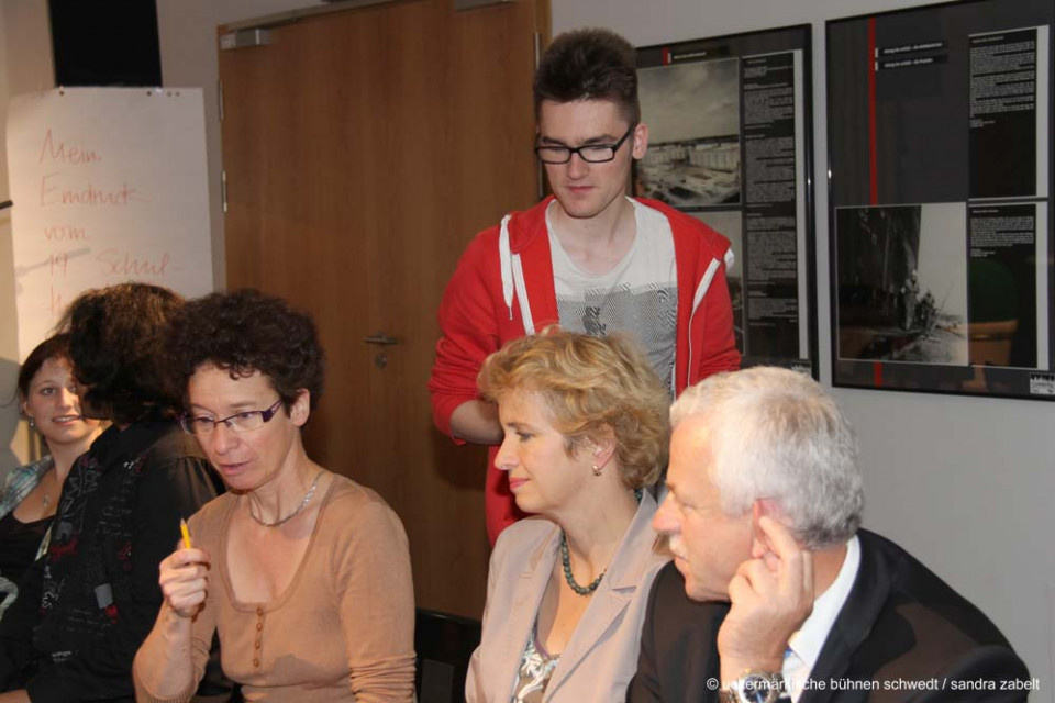 Wie war's? - Resümee des 19. Schultheaterfestes - Im Vordergrund: Dr. Martina Münch, Ministerin für Jugend, Bildung und Sport, und Jürgen Polzehl, Bürgermeister der Schwedt/Oder