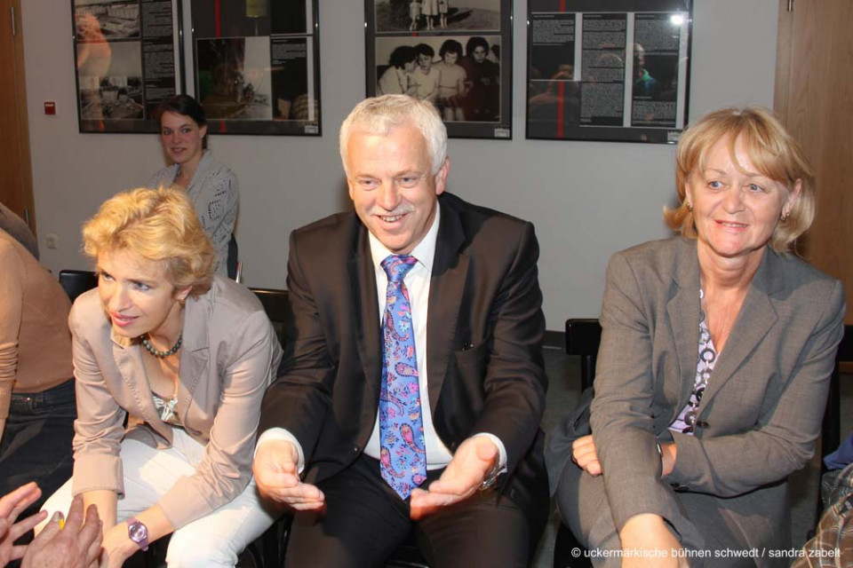 Wie war's? - Resümee des 19. Schultheaterfestes - Dr. Martina Münch, Ministerin für Jugend, Bildung und Sport, Jürgen Polzehl, Bürgermeister der Schwedt/Oder, und seine Frau (v.l.n.r.)